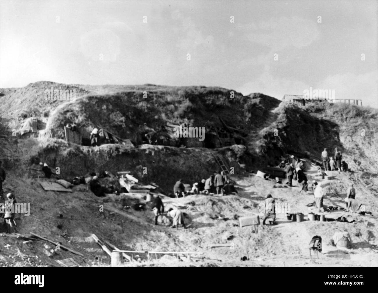 L'immagine della propaganda nazista mostra i civili in abitazioni simili a grotte sul bordo di Stalingrado (oggi Volgograd). Presa nel novembre 1942. Un reporter di stato nazista ha scritto sul retro della foto su 10.11.1942, 'Città delle grotte fuori Stalingrad. I civili delle periferie, le cui case sono state distrutte, sono fuggiti per proteggere questi buchi della terra." Fotoarchiv für Zeitgeschichte - NESSUN SERVIZIO DI CABLAGGIO - | utilizzo in tutto il mondo Foto Stock