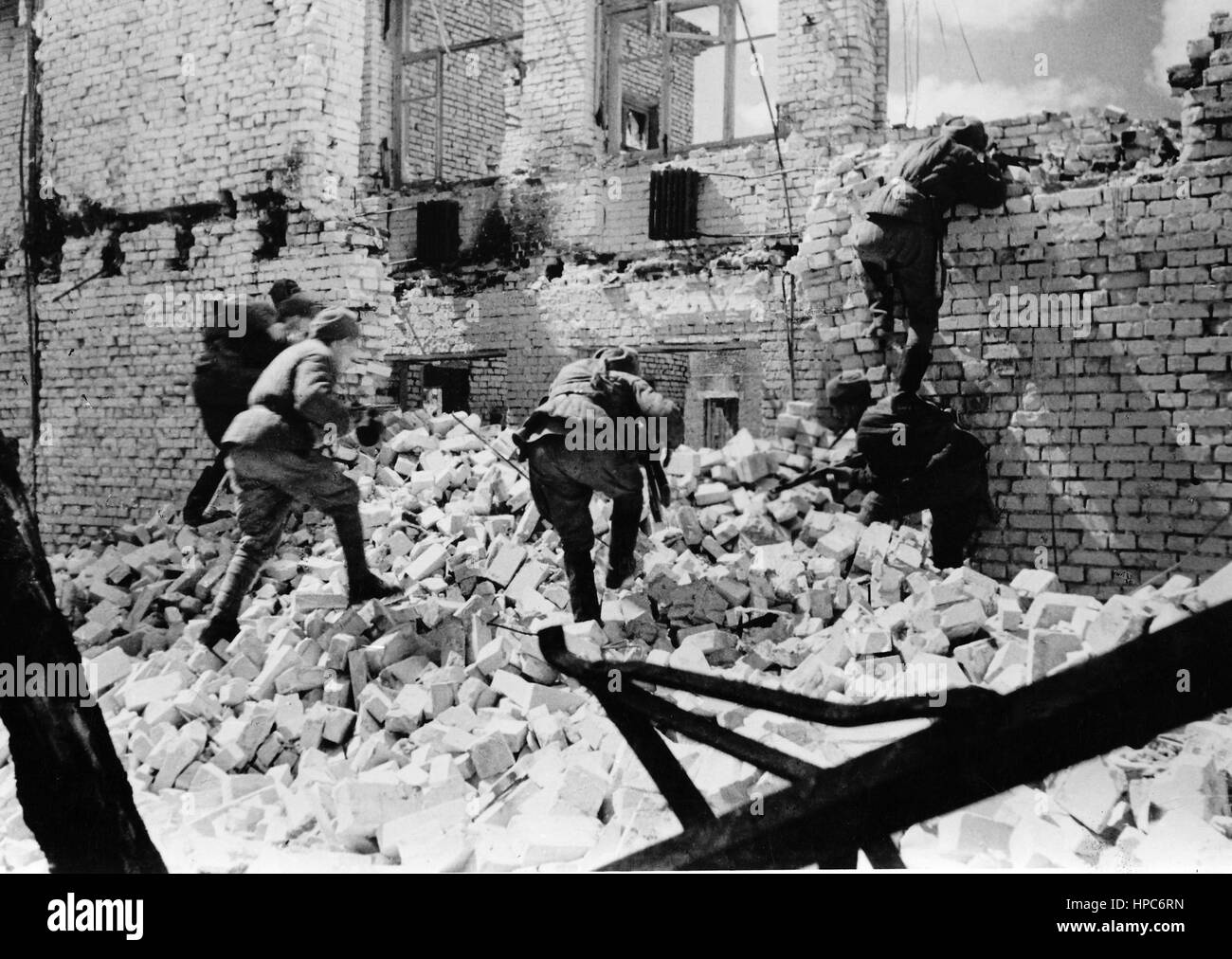 I soldati dell'Armata Rossa avanzano nella guerra urbana durante la Battaglia di Stalingrado, Unione Sovietica, quadro non datato. Fotoarchiv für Zeitgeschichte | usage worldwide Foto Stock