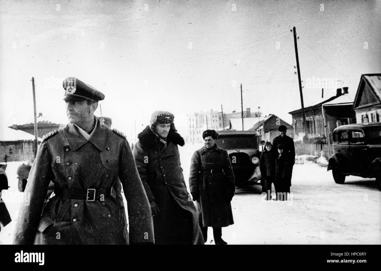 Il maresciallo di campo Friedrich Paulus (l), comandante supremo dell'esercito tedesco del 6th, viene catturato dall'esercito rosso durante la battaglia di Stalingrado, in Unione Sovietica, il 31 gennaio 1943. Fotoarchiv für Zeitgeschichte | usage worldwide Foto Stock