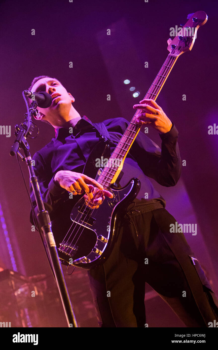 Milano, Italia. Xx Febbraio 2017. L'inglese indie pop band XX suona dal vivo sul palco al Mediolanum Forum durante il "ti vedo Tour 2017' Credit: Rodolfo Sassano/Alamy Live News Foto Stock