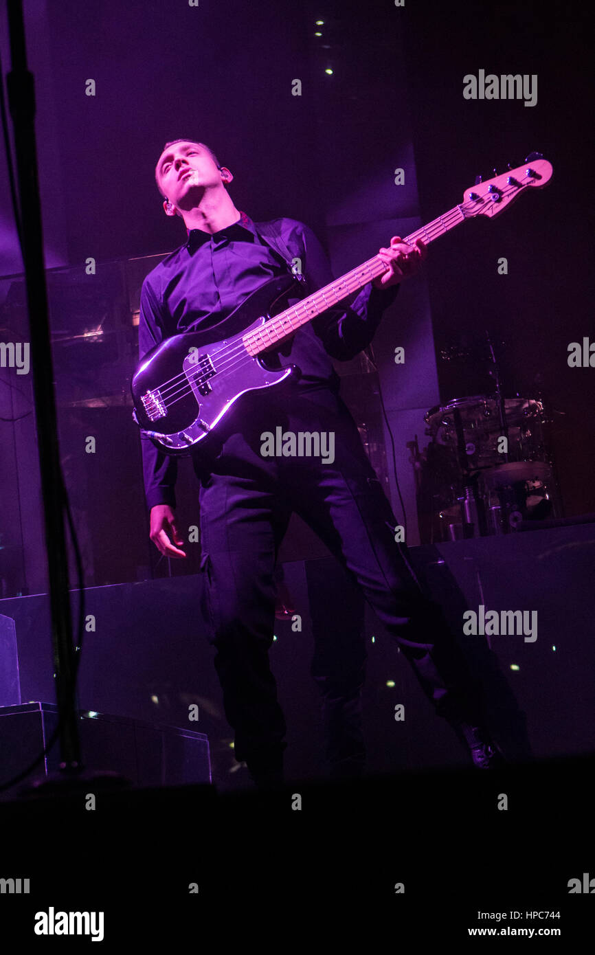 Milano, Italia. Xx Febbraio 2017. L'inglese indie pop band XX suona dal vivo sul palco al Mediolanum Forum durante il "ti vedo Tour 2017' Credit: Rodolfo Sassano/Alamy Live News Foto Stock