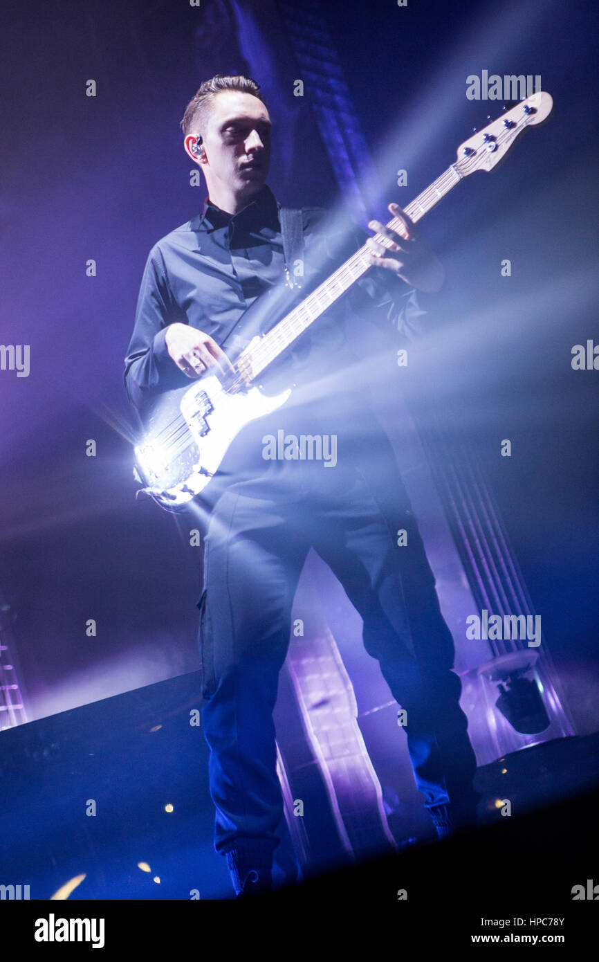 Milano, Italia. Xx Febbraio 2017. L'inglese indie pop band XX suona dal vivo sul palco al Mediolanum Forum durante il "ti vedo Tour 2017' Credit: Rodolfo Sassano/Alamy Live News Foto Stock