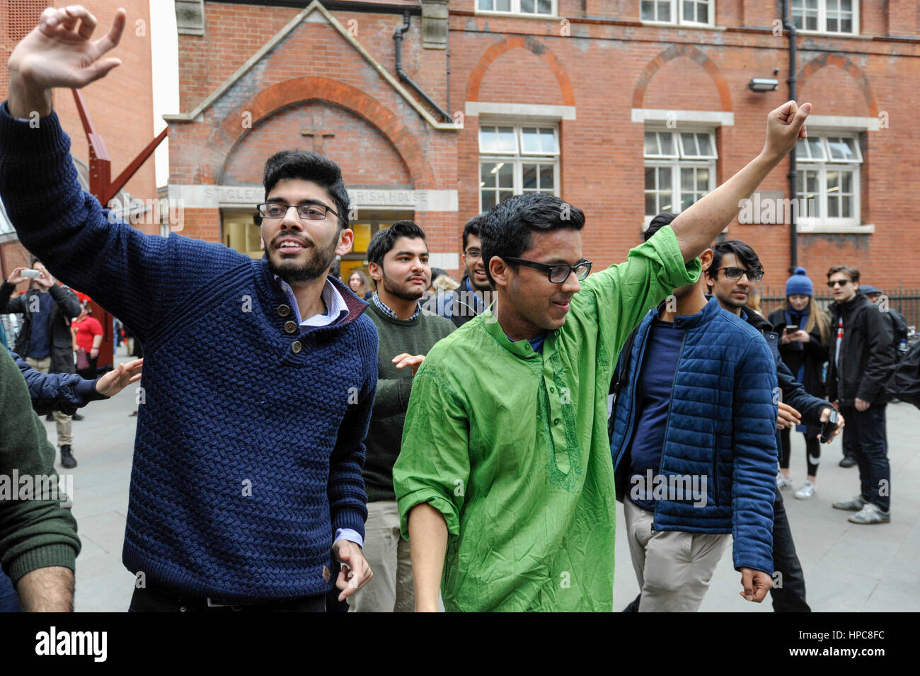 Londra, Regno Unito. Il 21 febbraio, 2017. Gli studenti pakistano presso la London School of Economics (LSE), la fase di flash Bhangra mob intorno al campus prima di salire a bordo di un brighly decorato "Bhangra bus' per una sfilata intorno alla zona locale. Credito: Stephen Chung/Alamy Live News Foto Stock