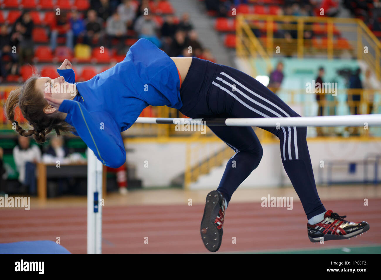 SUMY, Ucraina - 17 febbraio 2017: giovani sportive saltando su bar in qualifica di salto in alto la concorrenza di ucraini pista al coperto e campo championship 2017. Foto Stock