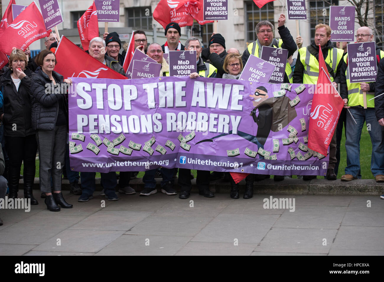 Londra, Regno Unito. Il 21 febbraio, 2017. Unire elementi di raccordo da armi automatiche stabilimento (AWE) protesta contro i cambiamenti proposti al loro regime pensionistico fuori il Ministro della Difesa, Whitehall, Londra Credito: Ian Davidson/Alamy Live News Foto Stock