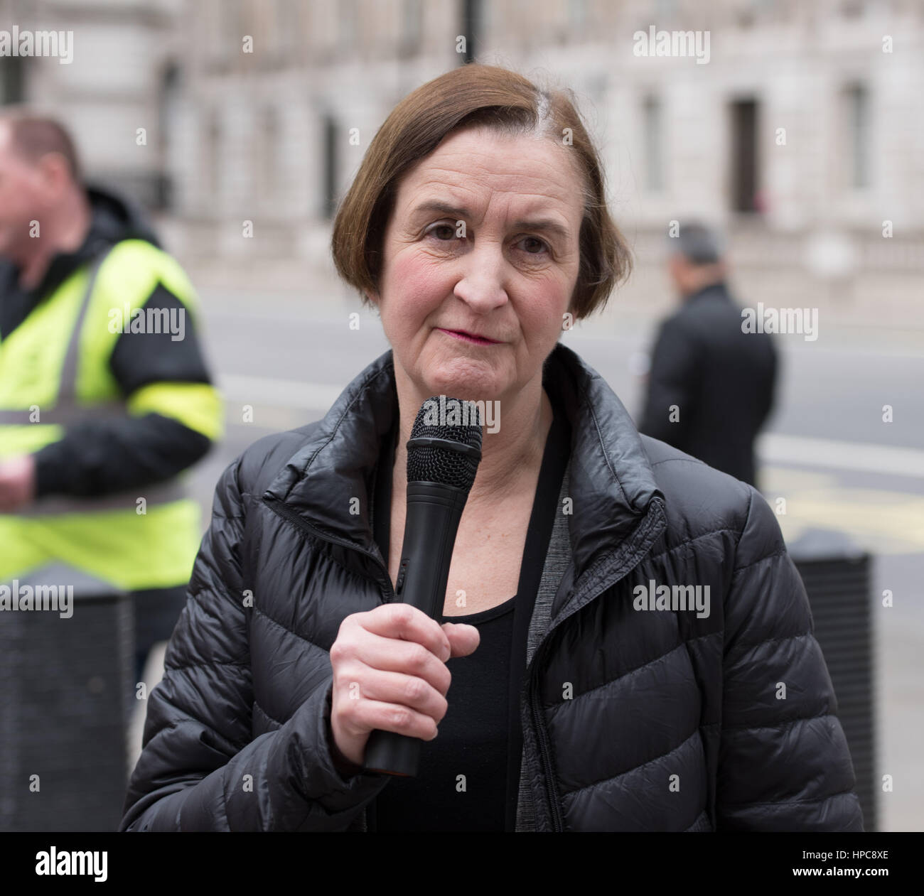 Londra, Regno Unito. Il 21 febbraio, 2017. Nia Griffith MP ombra Segretario della Difesa indirizzi Unione uniscono i membri provenienti da armi automatiche stabilimento (AWE) protesta contro i cambiamenti proposti al loro regime pensionistico fuori il Ministro della Difesa, Whitehall, Londra Credito: Ian Davidson/Alamy Live News Foto Stock