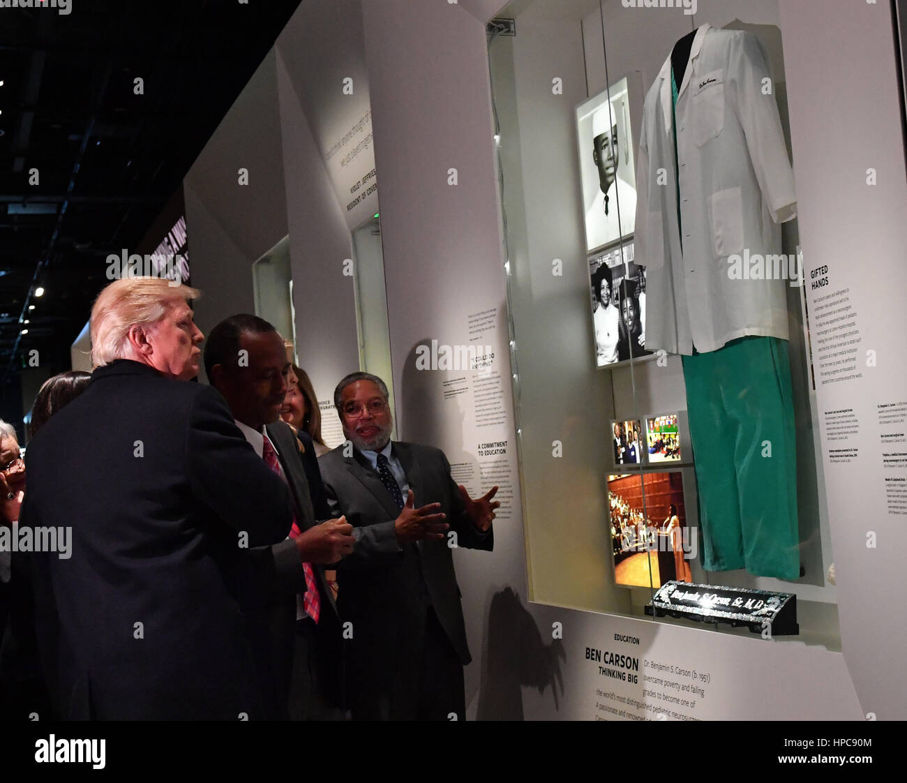 Washington, DC, Stati Uniti d'America. Il 21 febbraio, 2017. Il Presidente degli Stati Uniti, Donald Trump guarda al Ben Carson mostrano come egli visiti lo Smithsonian National Museum of afro-americano della storia e della cultura di Washington il 21 febbraio 2017. Credito: MediaPunch Inc/Alamy Live News Foto Stock