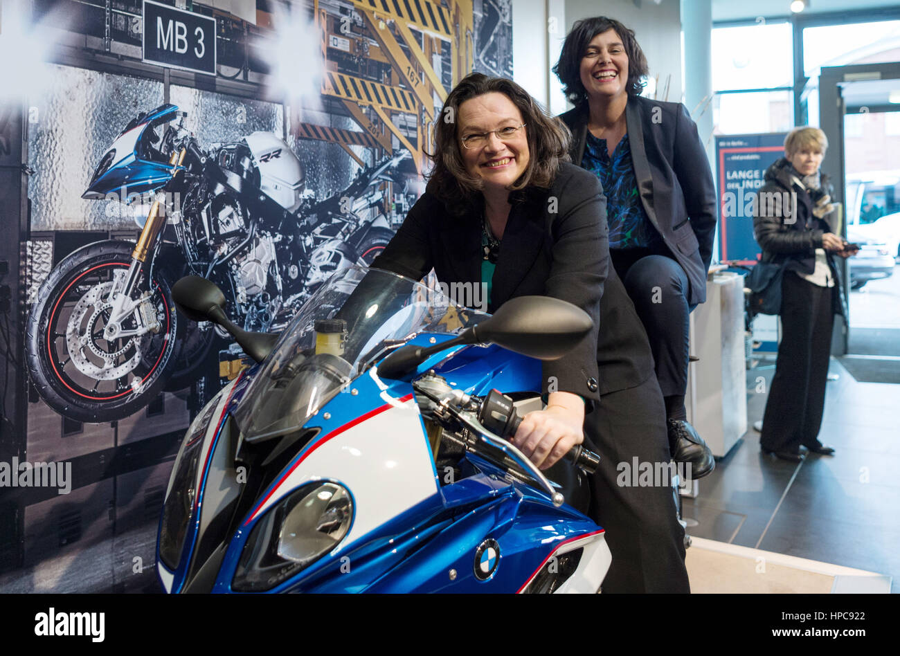 Berlino, Germania. Il 21 febbraio, 2017. Il francese il ministro del lavoro Myriam El Khomri (R) e il suo omologo tedesco Andrea Nahles (SPD) sedersi su una moto durante una visita alla BMW moto factory a Berlino, Germania, 21 febbraio 2017. Foto: Monika Skolimowska/dpa/Alamy Live News Foto Stock