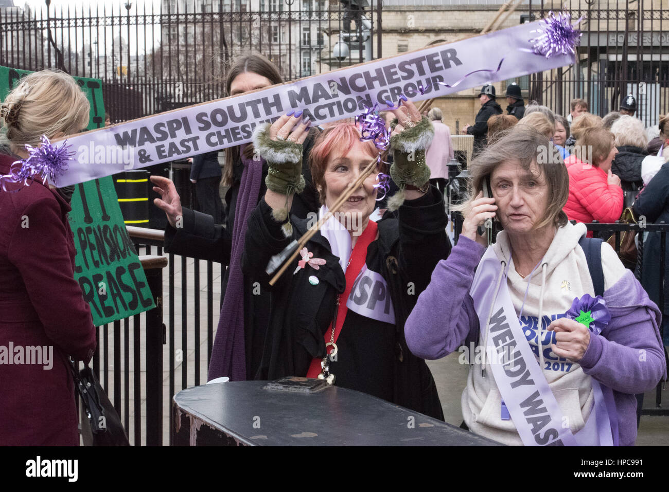 Londra, Regno Unito. Il 21 febbraio 2017. Una lobby di Parliment dalle donne contro la pensione statale Inequalty per protestare contro le modifiche dello stato dell' età pensionabile per le donne Credito: Ian Davidson/Alamy Live News Foto Stock