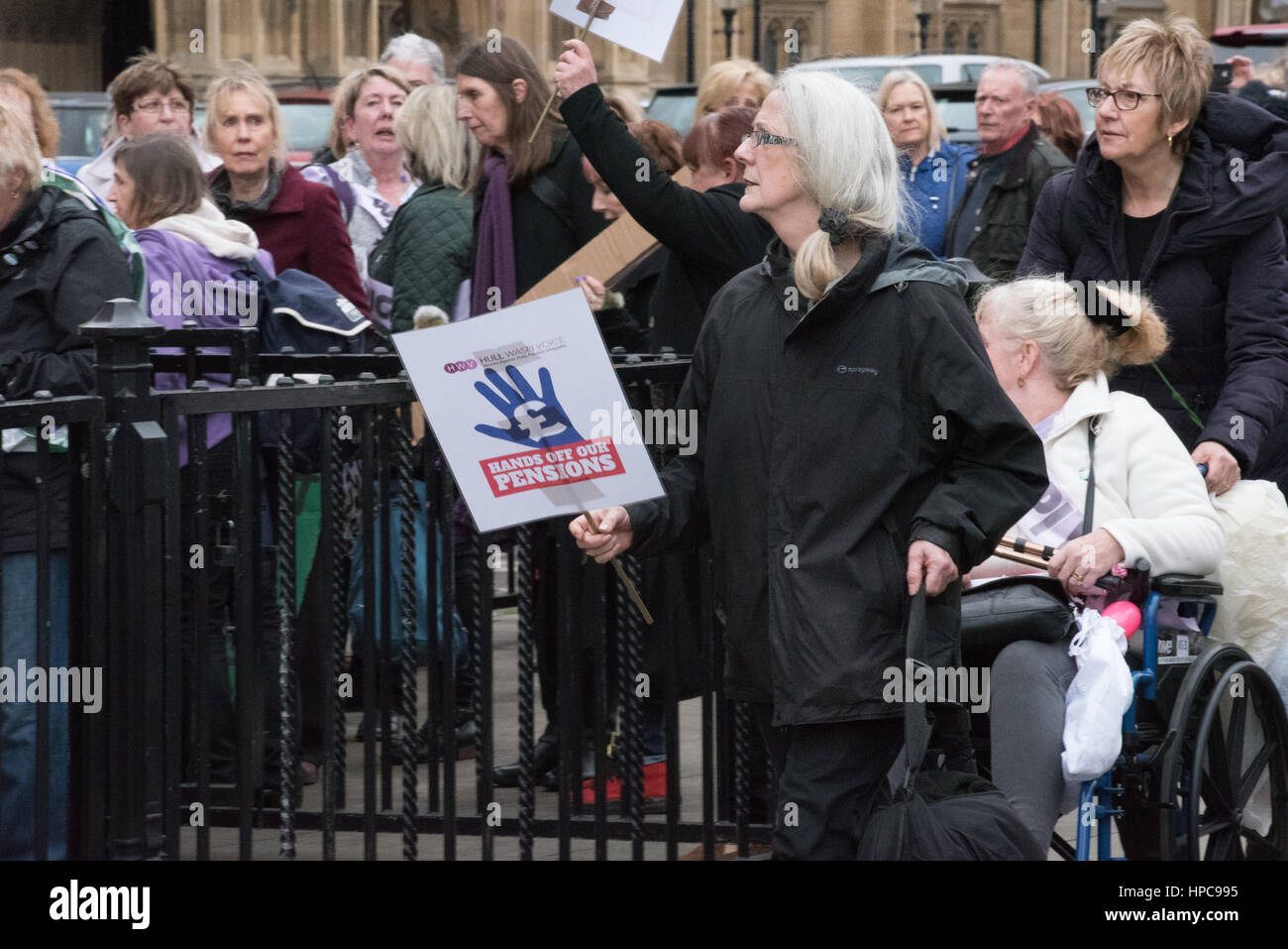 Londra, Regno Unito. Il 21 febbraio 2017. Una lobby di Parliment dalle donne contro la pensione statale Inequalty per protestare contro le modifiche dello stato dell' età pensionabile per le donne Credito: Ian Davidson/Alamy Live News Foto Stock