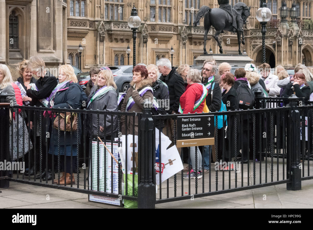 Londra, Regno Unito. Il 21 febbraio 2017. Una lobby di Parliment dalle donne contro la pensione statale Inequalty per protestare contro le modifiche dello stato dell' età pensionabile per le donne Credito: Ian Davidson/Alamy Live News Foto Stock