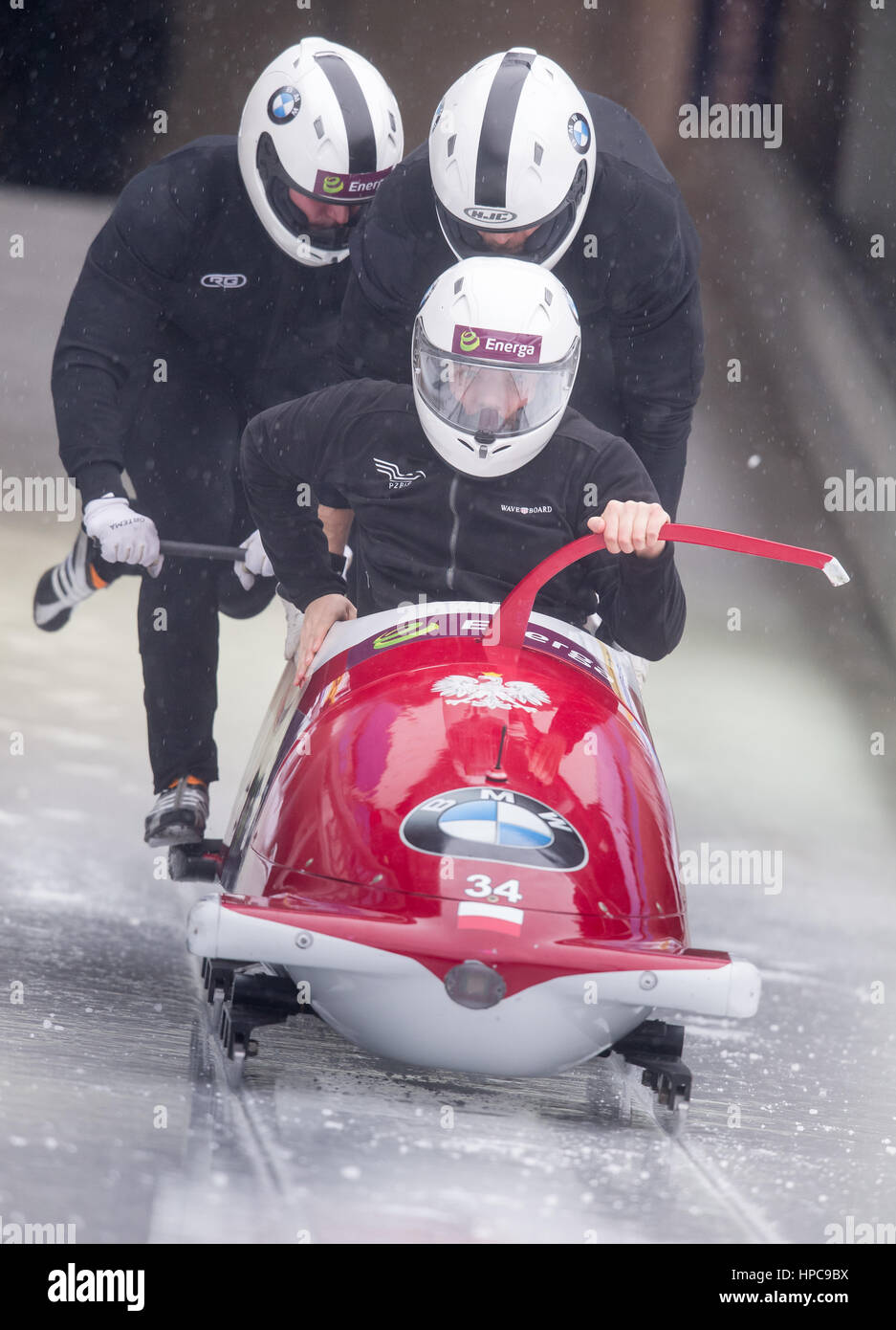 Schoenau am Koenigssee, Germania, 21 febbraio 2017. Bob atleti Mateusz Luty Jakub Zakrzewski, Lukasz Miedzik e Grzegorz Kossakowski (Polonia) in azione al di Bob e Skeleton Campionati del Mondo 2017 in Schoenau am Koenigssee in Germania, 21 febbraio 2017. Le gare di Bob e Skeleton Campionati del mondo si svolgono su un ghiaccio artificiale via tra 13-26.02.2017. Foto: Peter Kneffel/dpa Credito: dpa picture alliance/Alamy Live News Foto Stock