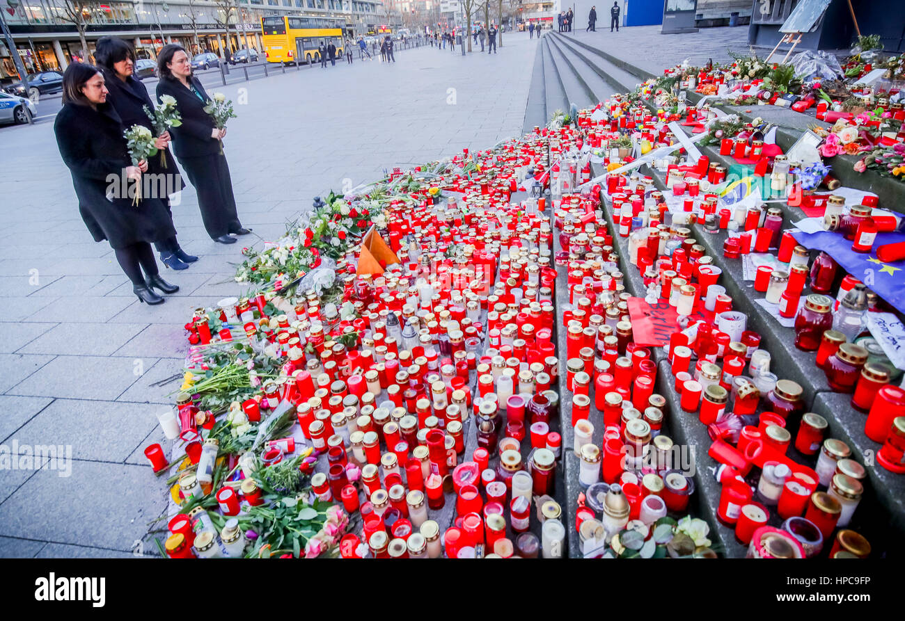 Berlino, Germania. Il 21 febbraio, 2017. Il francese il ministro del lavoro Myriam El Khomri (C) e il suo omologo tedesco Andrea Nahles (SPD, R) e il senatore di Berlino Dilek Kolat (SPD) visita il sito del terrore attacco su un mercato di Natale in dicembre a Berlino, Germania, 21 febbraio 2017. Foto: Michael Kappeler/dpa/Alamy Live News Foto Stock