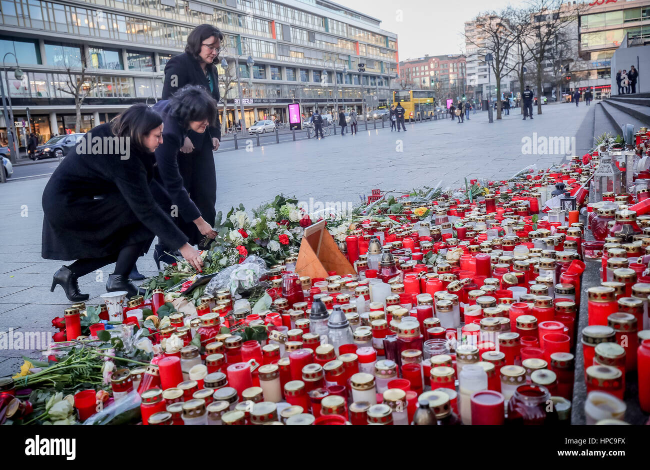 Berlino, Germania. Il 21 febbraio, 2017. Il francese il ministro del lavoro Myriam El Khomri (C) e il suo omologo tedesco Andrea Nahles (SPD, R) e il senatore di Berlino Dilek Kolat (SPD) visita il sito del terrore attacco su un mercato di Natale in dicembre a Berlino, Germania, 21 febbraio 2017. Foto: Michael Kappeler/dpa/Alamy Live News Foto Stock