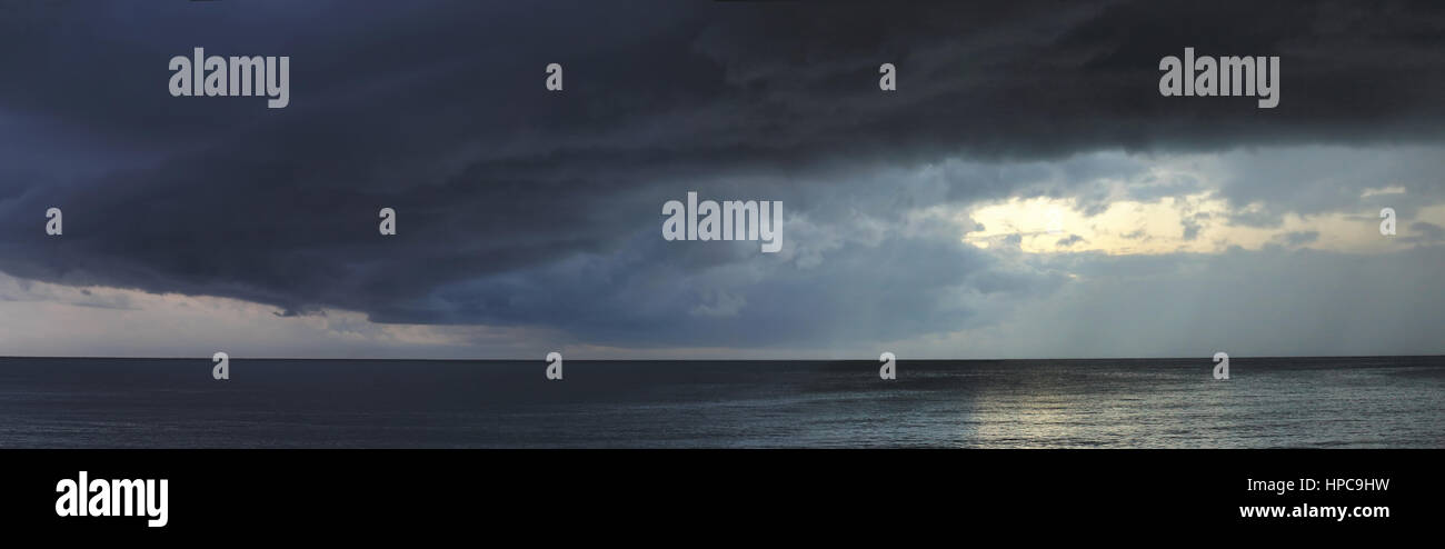 Tempesta di pesanti con nuvole scure abow l'oceano Foto Stock