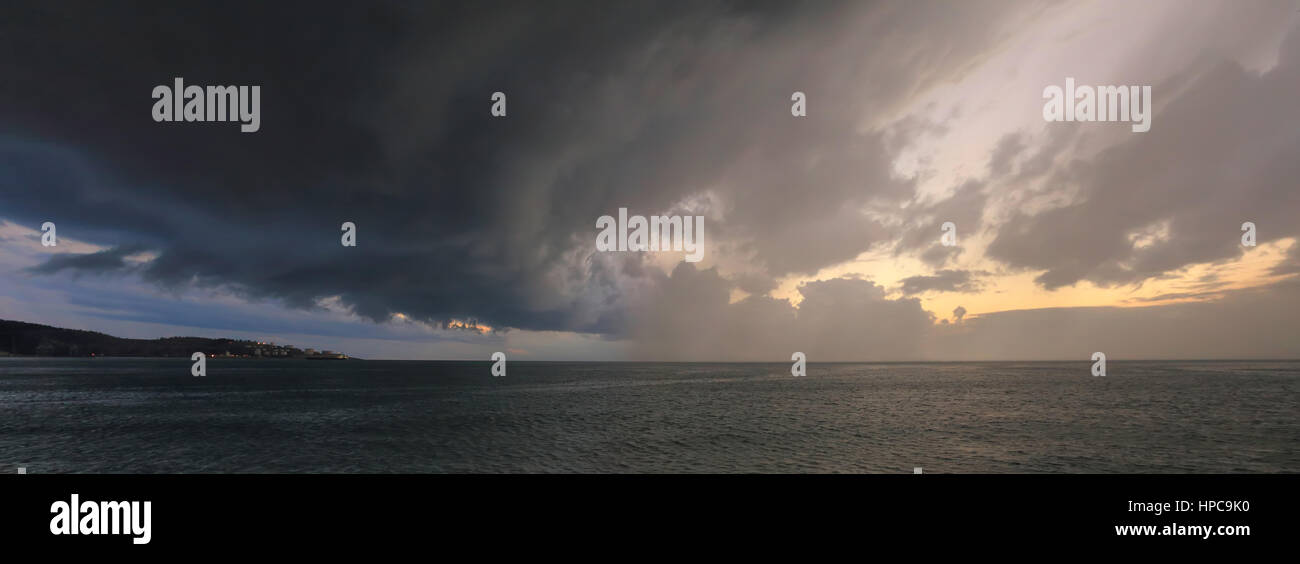 Tempesta di pesanti con nuvole scure abow il mare Foto Stock