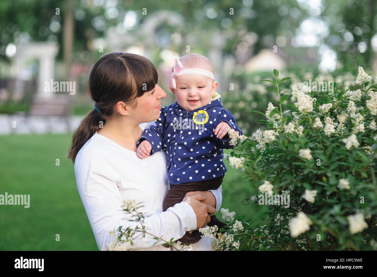 Mamma e bimbo piccolo figlia passeggiate nel parco di primavera Foto Stock