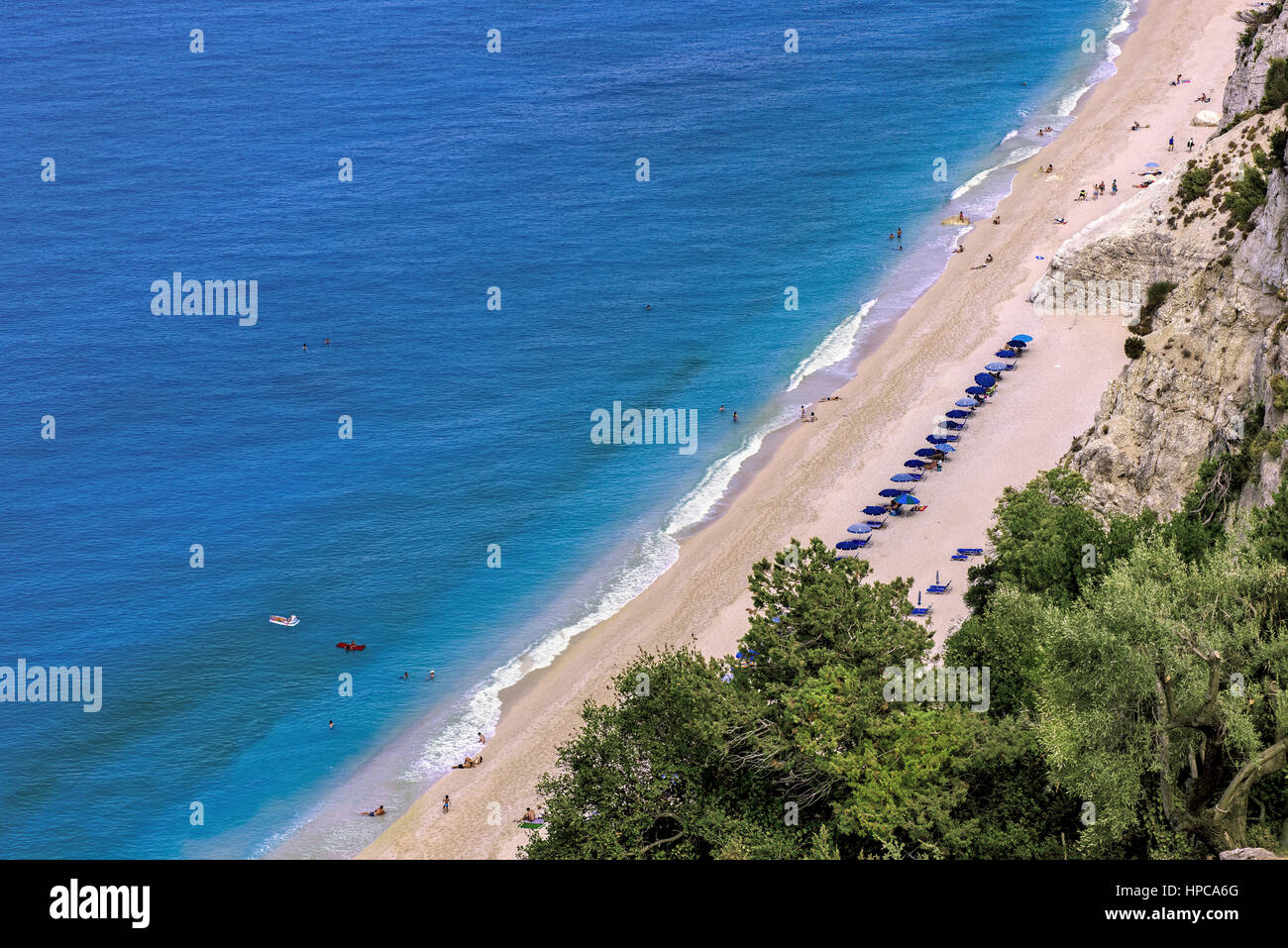 Vista panoramica di Egremnoi beach in soutth western di Lefkada isola, mare Ionio, Grecia Foto Stock