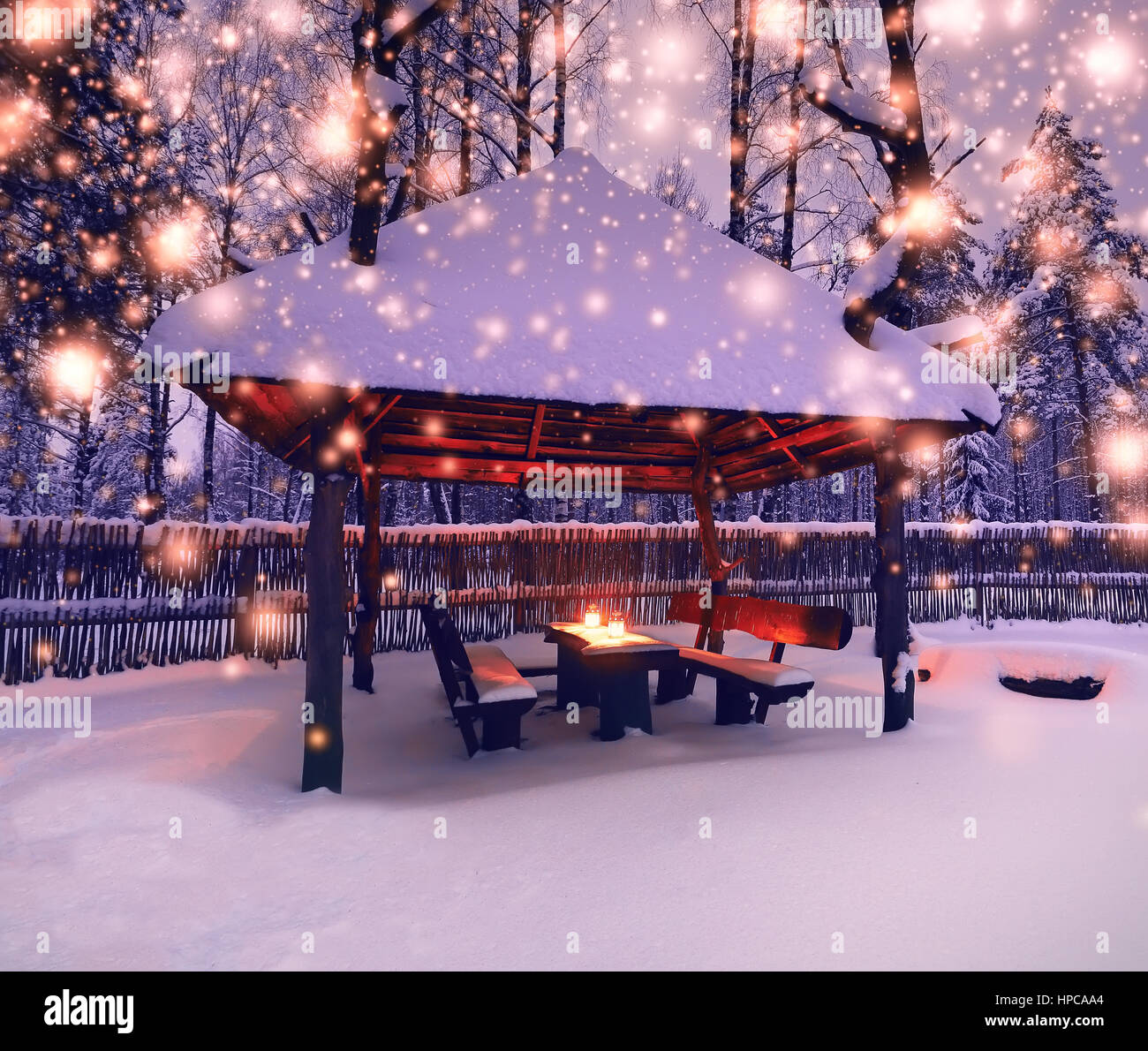 Luci decorative nella notte di Natale. Luci di Natale su sfondo innevato. I fiocchi di neve a notte nevosa. Foto Stock