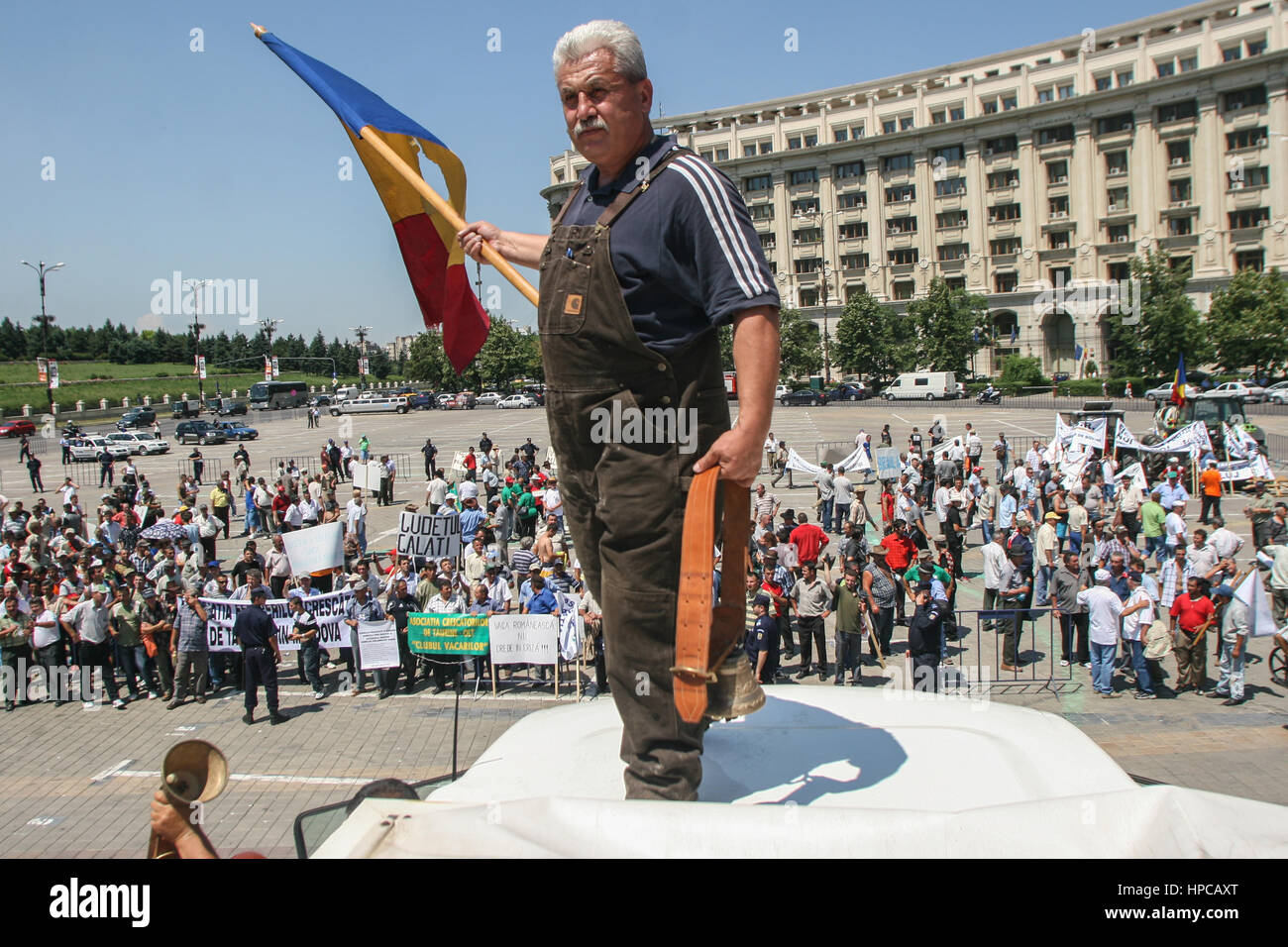 Bucarest, Romania, 10 giugno 2009: un contadino rumeno con un flag di proteste accanto al parlamento rumeno di Bucarest, contro le organizzazioni governative measu Foto Stock