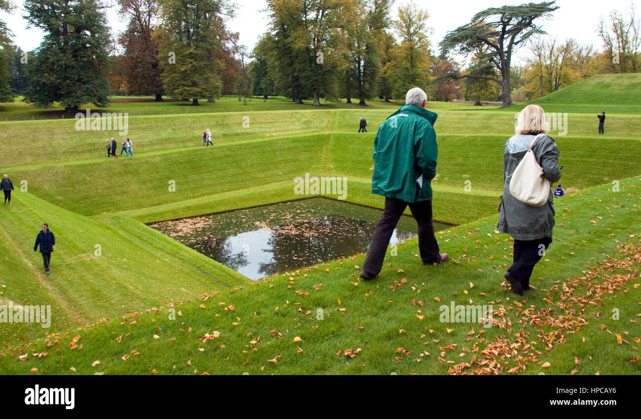 Orpheus - il suggestivo giardino di Kim Wilkie si trova a Boughton House Giardini Foto Stock