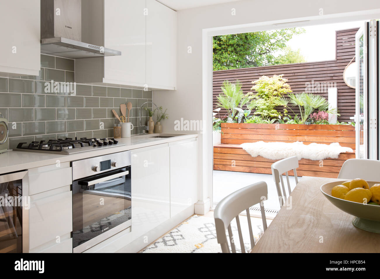 Cucina in stile contemporaneo con eleganti unità bianco Foto Stock