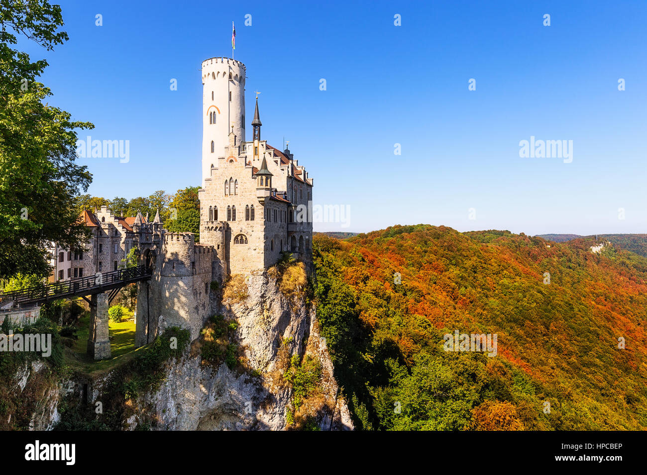 Castello di Lichtenstein, noto anche come il "castello da favola di Württemberg'] è un 1840s in stile Biedermeier Revival gotico castello costruito su una grande roccia s Foto Stock
