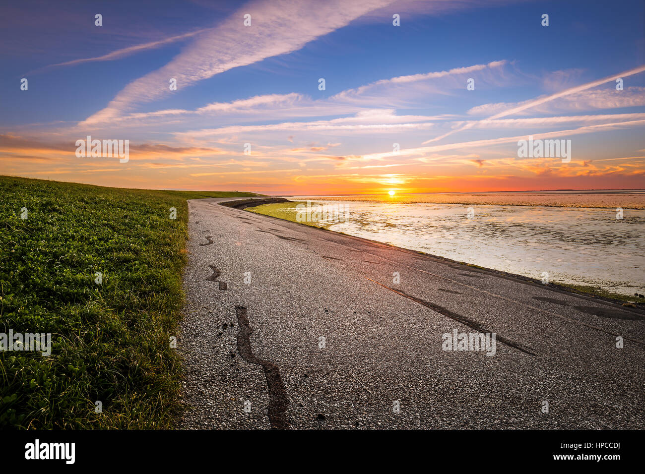 Una strada in spiaggia al tramonto Foto Stock