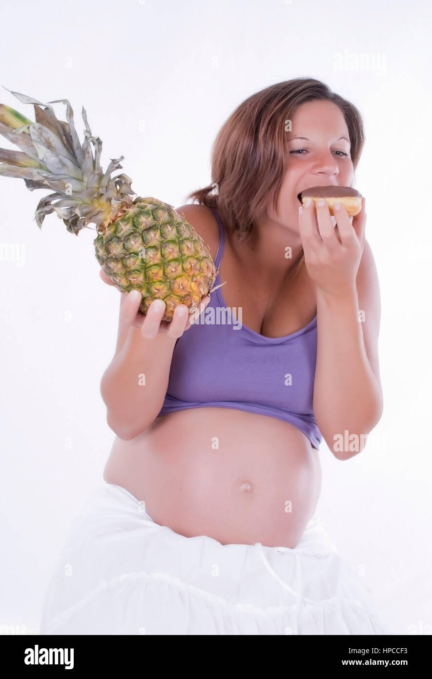 Modello Rilasciato Schwangere Frau Mit Ananas Und Ciambella Donna Incinta Con Ananas E Ciambella Foto Stock Alamy