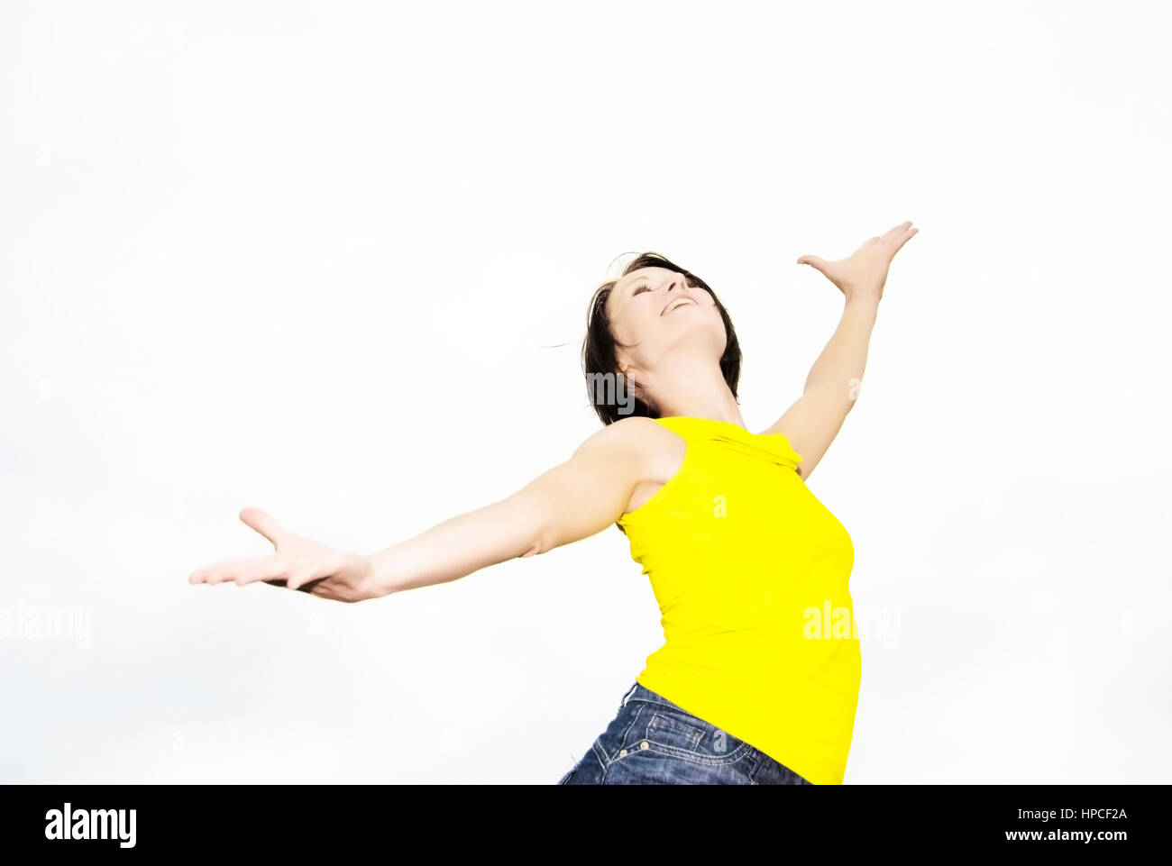 Lebensfrohe Frau streckt sich unter freiem Himmel - donna stretching sotto il cielo libero Foto Stock