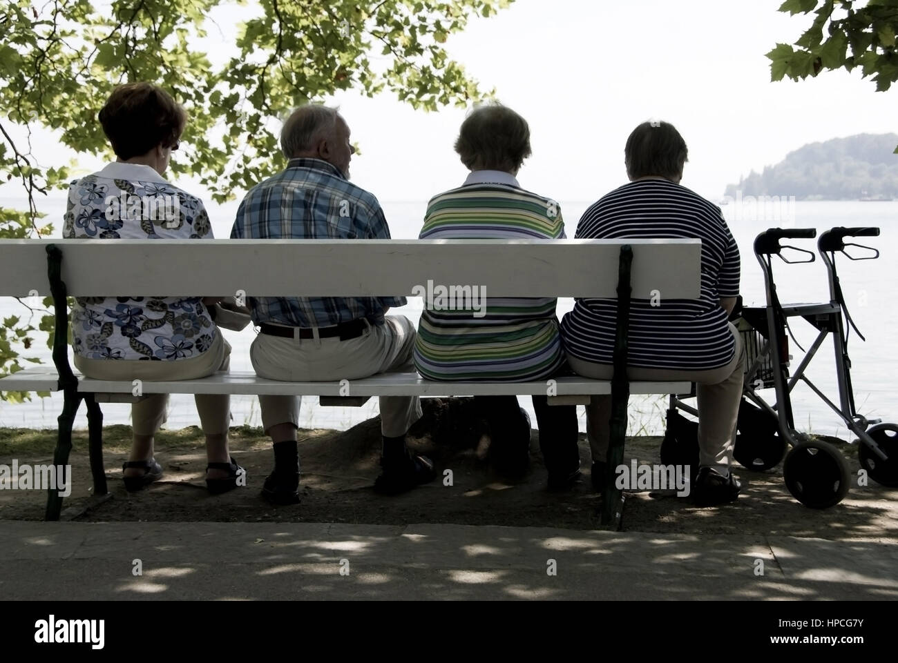 Senioren sitzen auf einer bank - senior seduta su una panchina Foto Stock