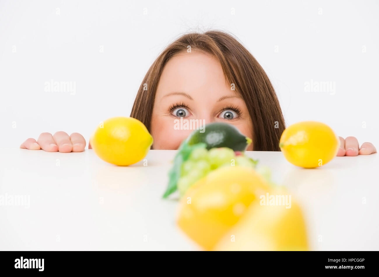 Modello rilasciato , Junge Frau hinter Obststrasse - donna dietro la strada di frutta Foto Stock