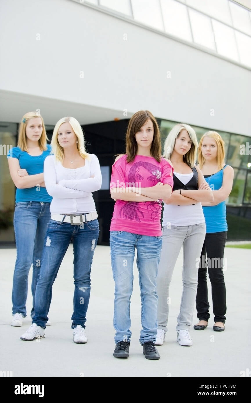 Cinque ragazze in piedi di fronte a scuola Foto Stock