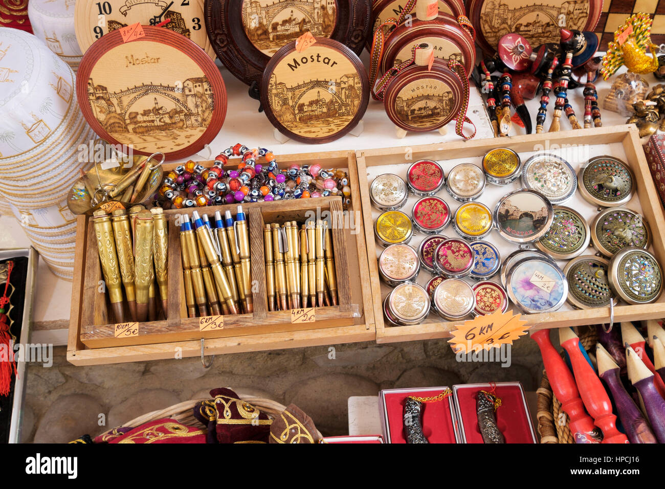 Negozio di souvenir in vendita nel centro storico mercato, Mostar, Bosnia Erzegovina Foto Stock