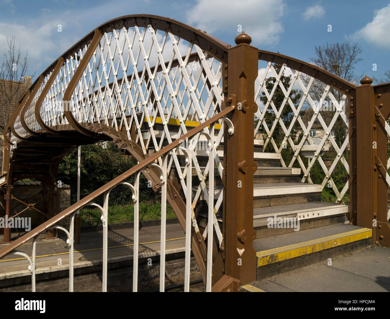 Ferro battuto pedonale passerella ferroviaria, Stamford stazione ferroviaria, Lincolnshire, England, Regno Unito Foto Stock