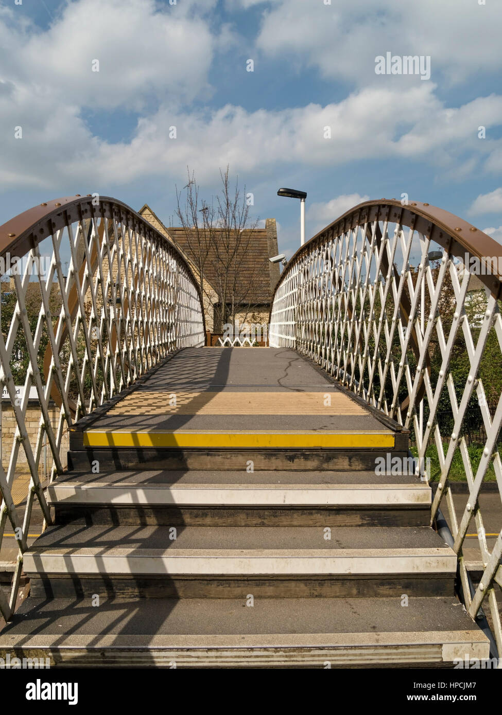 Ferro battuto pedonale passerella ferroviaria, Stamford stazione ferroviaria, Lincolnshire, England, Regno Unito Foto Stock