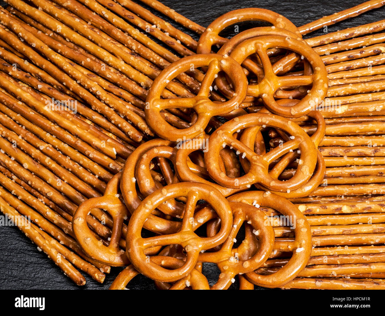 Primo piano di alcune sale bastoni e salatini in dark indietro Foto Stock