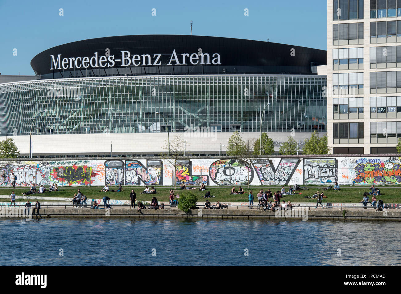 La germania,Berlino,fiume Sprea,Galleria sul lato orientale e Mercedes Benz Arena Foto Stock