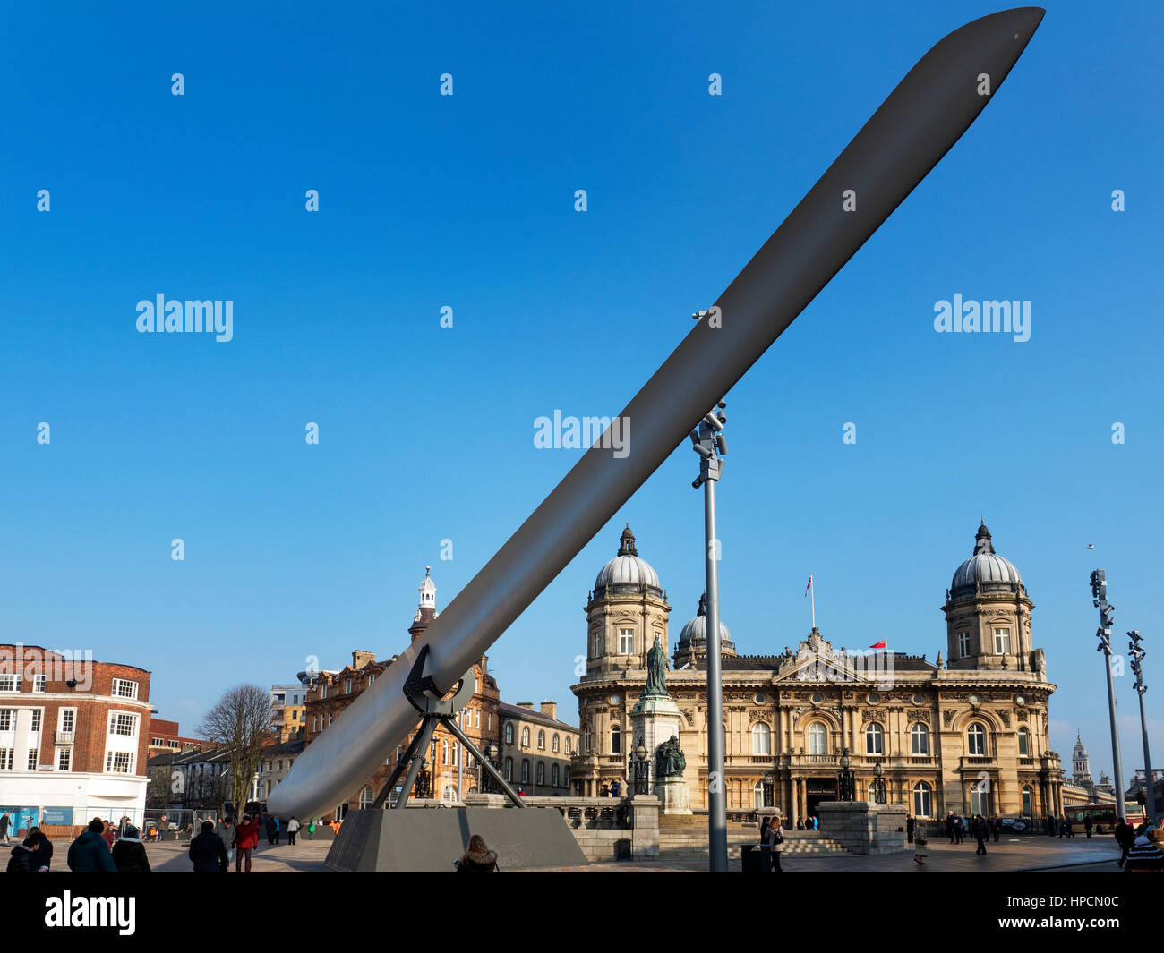 Scultura di lama nella parte anteriore del museo marittimo in Queen Victoria Square per Hull UK Città della cultura 2017 Hull Yorkshire Inghilterra Foto Stock