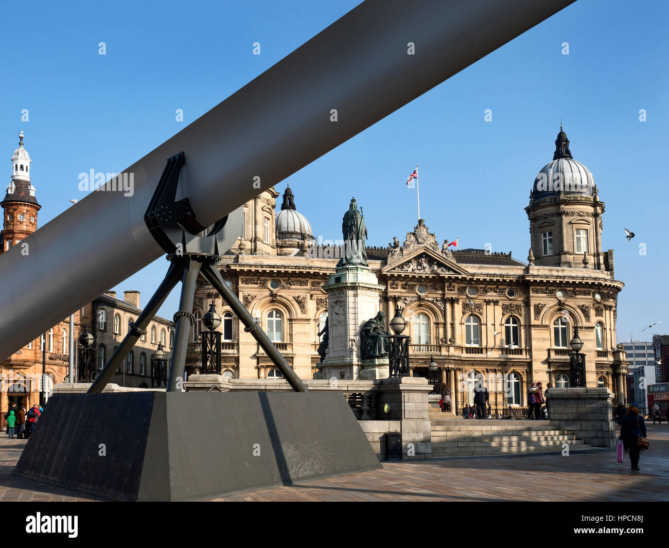 Scultura di lama nella parte anteriore del museo marittimo in Queen Victoria Square per Hull UK Città della cultura 2017 Hull Yorkshire Inghilterra Foto Stock