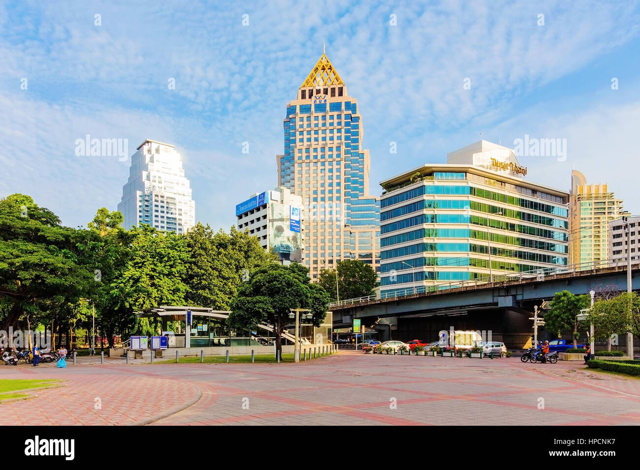 BANGKOK - 14 settembre: Hotel area nel centro cittadino di Bangkok con stazione di Silom in primo piano. Silom è un'area centrale degli affari che attrae anche molti Foto Stock