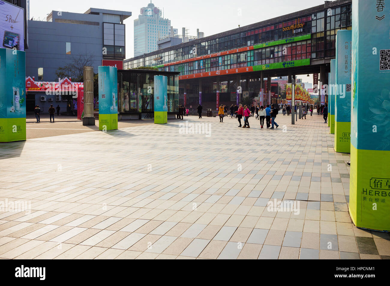 NINGBO, Cina - Piazza Tianyi downtown area è il più trafficato quartiere dello shopping di Ningbo dove le persone vengono per cenare e negozio il 23 dicembre, 2014 in Ning Foto Stock