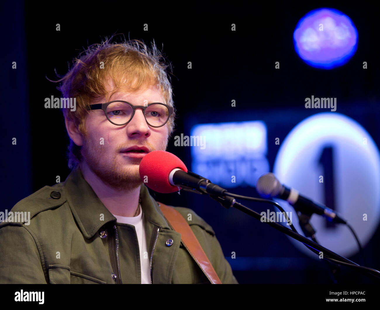 Ed Sheeran ripete a New Broadcasting House, Londra, prima della sua Radio 1 live session per Clara Amfo. Foto Stock