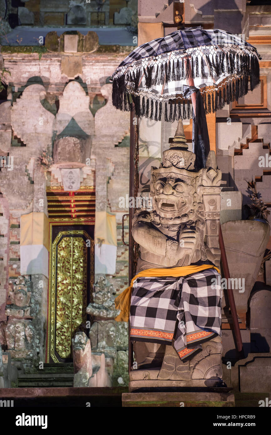 Protezione tradizionale demon statua scolpita in pietra scura sull isola di Bali, Indonesia Foto Stock