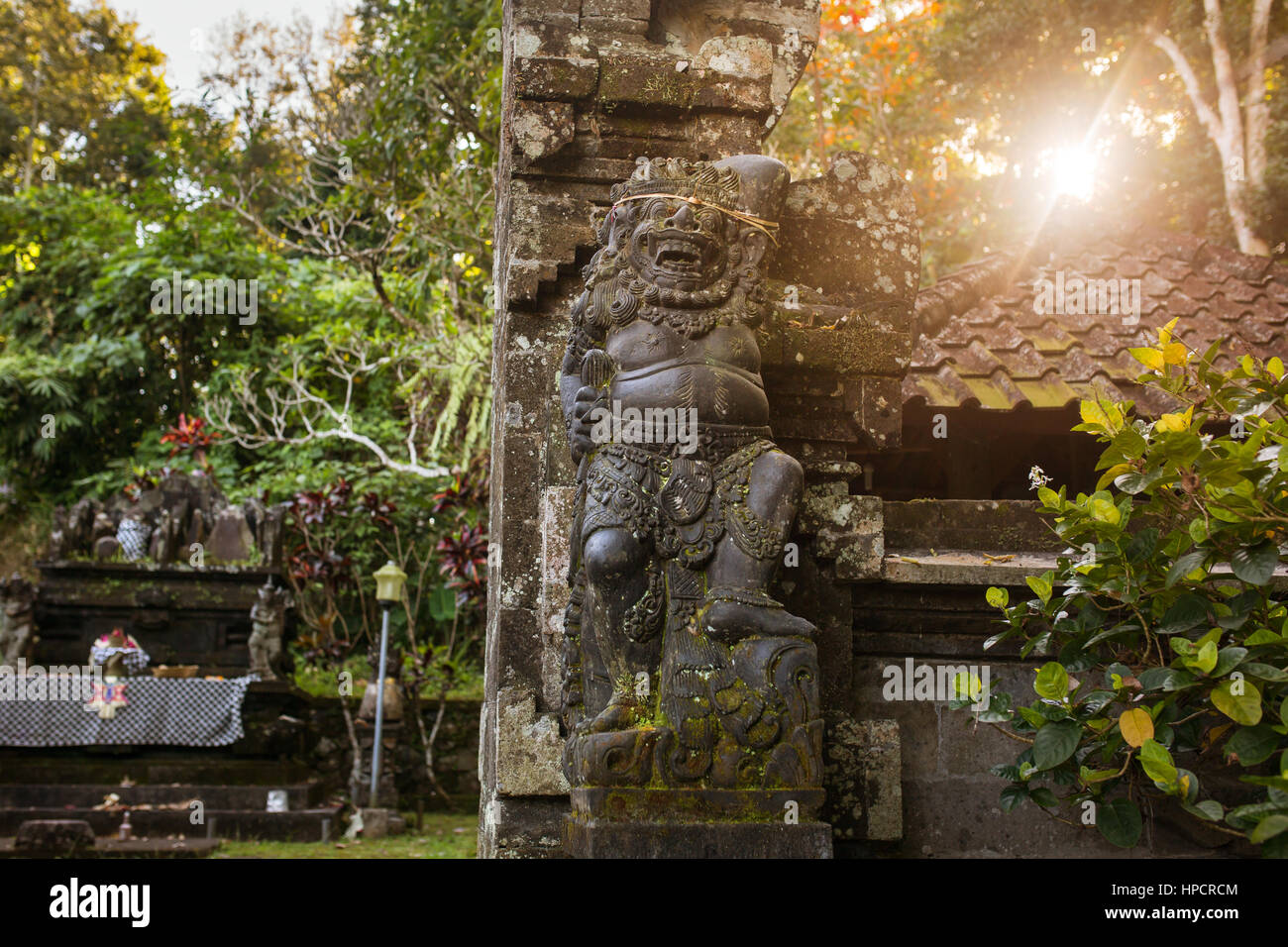 Protezione tradizionale demon statua scolpita in pietra scura sull isola di Bali, Indonesia Foto Stock