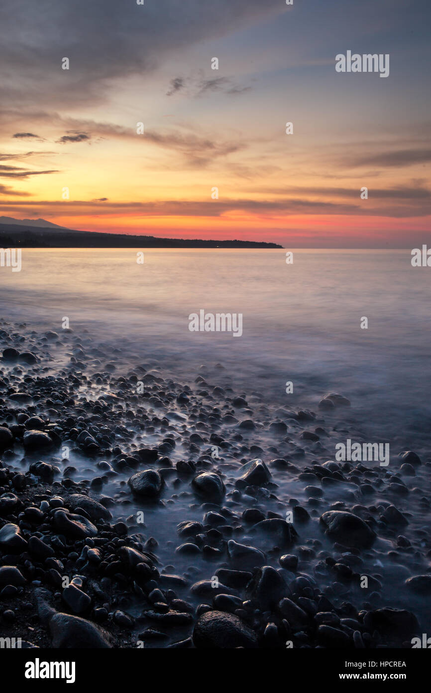 Una lunga esposizione di foto del tramonto a Amed Beach, Bali, Indonesia Foto Stock