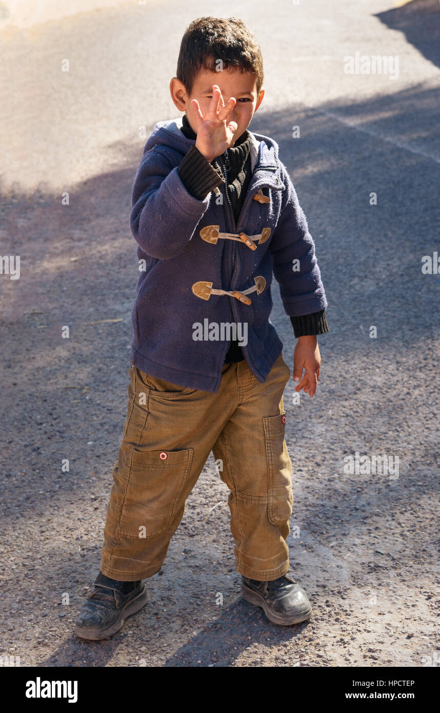 Tinghir, Marocco - Jan 05, 2017: Ritratto di Unidentified ragazzo marocchino in strada in villaggio Foto Stock