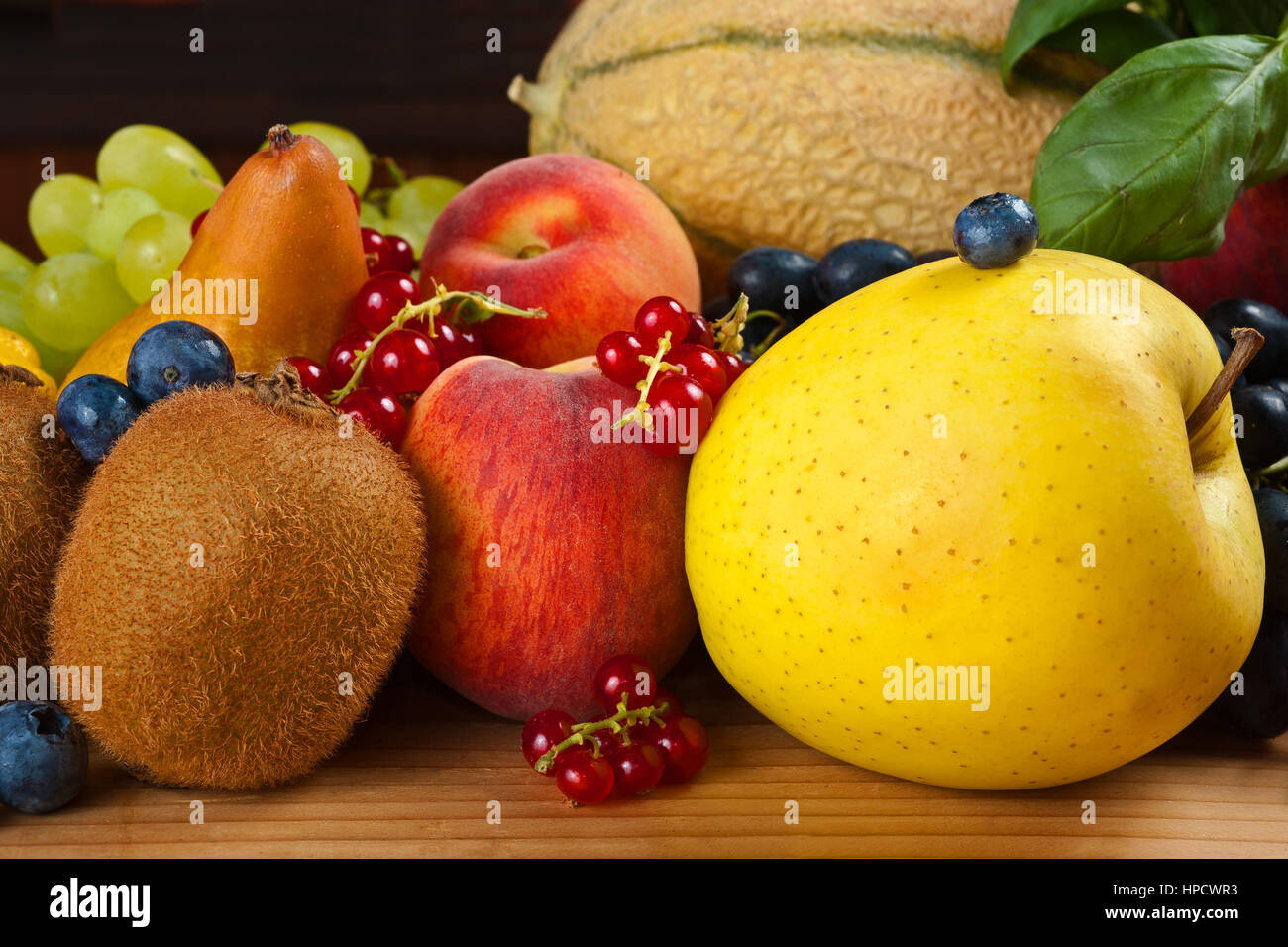 Apple kiwi Pesche e altri frutti Foto Stock