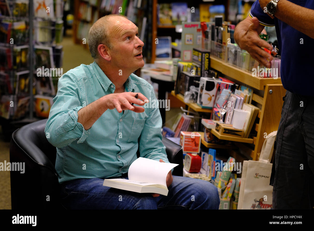 Autore emittente e Mike Parker di firmare le copie del suo libro "L'Unto Poll' a Waterstone's bookshop in Aberystwyth Foto Stock