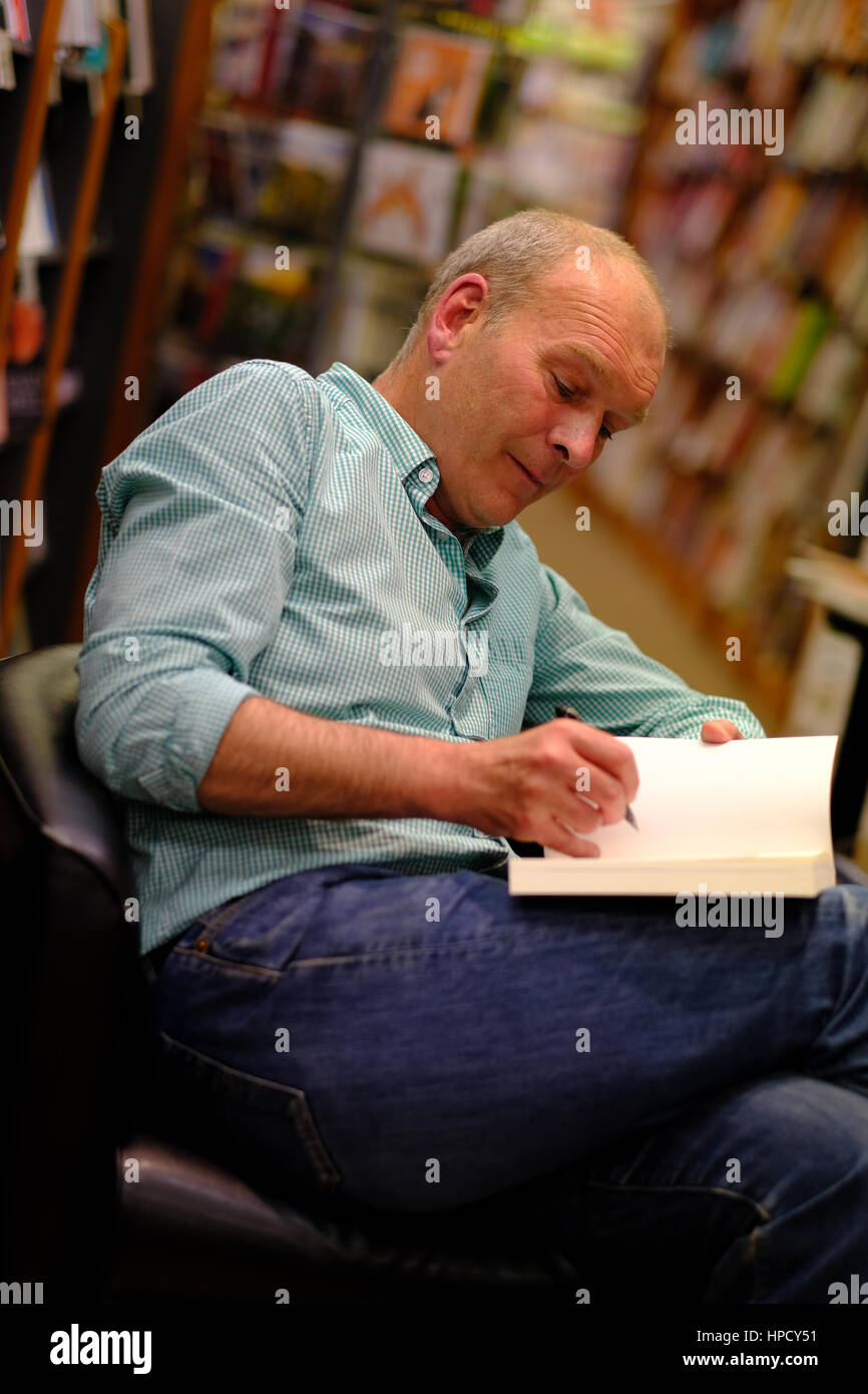 Autore emittente e Mike Parker di firmare le copie del suo libro "L'Unto Poll' a Waterstone's bookshop in Aberystwyth Foto Stock